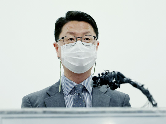 홍진배 과기정통부 네트워크정책실장이 지난달 서울 중구 대한상공회의소 회의실에서 SK텔레콤(SKT)이 신고한 5세대 이동통신(5G) 중간요금제 승인 여부에 대한 결과 브리핑을 하고 있다. 연합뉴스